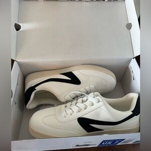 DV Dolce Vita women’s sneakers